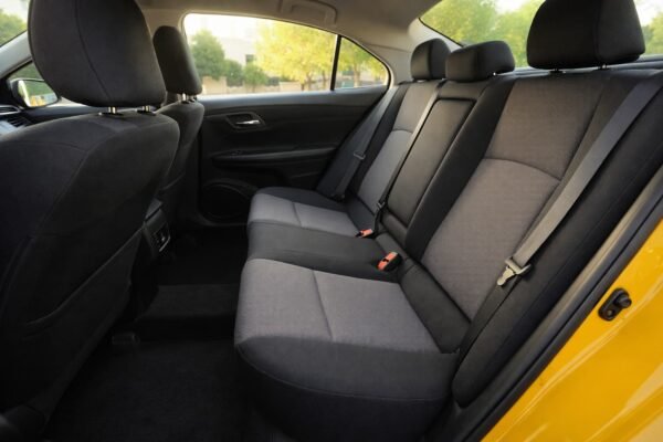 داخل سيارة تاكسي نظيفة ومريحة في أبو فطيرة